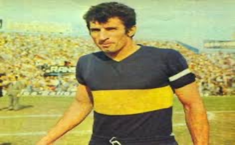 Cựu danh thủ từng chơi ở vị trí tiền vệ trung tâm