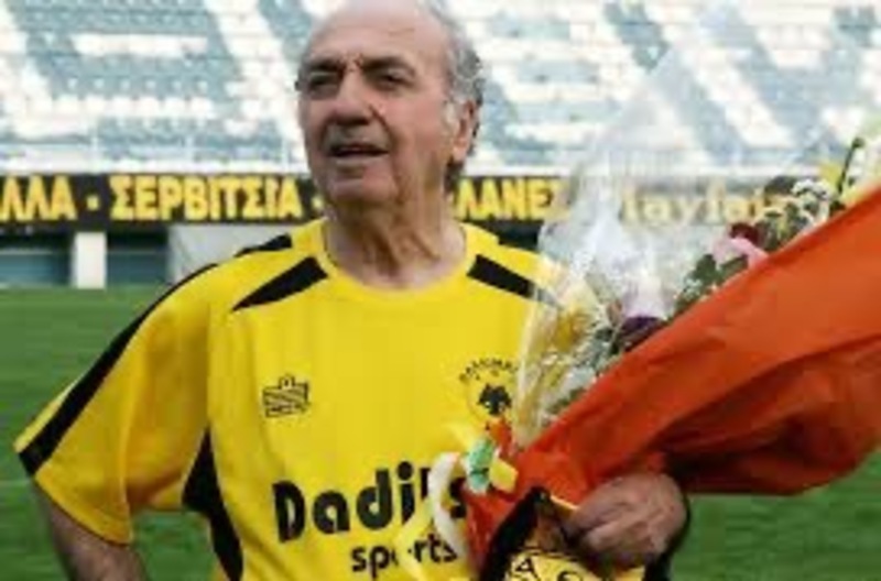 Kostas Nestoridis được mệnh danh là nghệ sĩ sân cỏ hiếm có